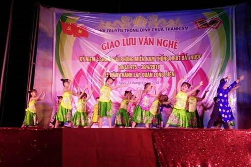 Em biểu diễn văn nghệ hội làng Thanh Am.